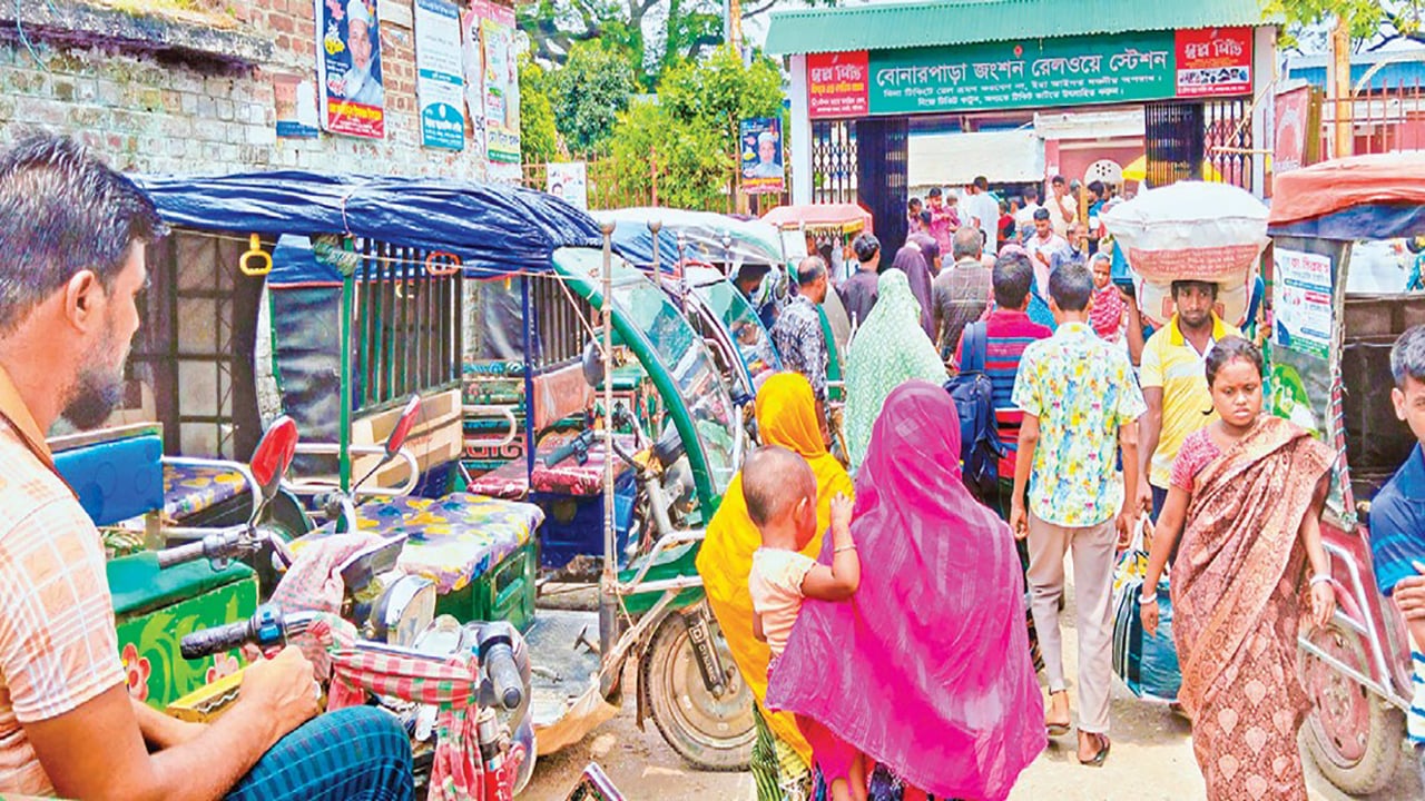 বোনারপাড়া রেলওয়ে জংশন গেট অটোরিকশার দখলে