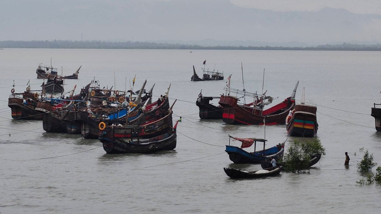 সেন্টমার্টিনে ট্রলার চলাচল বন্ধ, বিপাকে এইচএসসি পরীক্ষার্থীরা