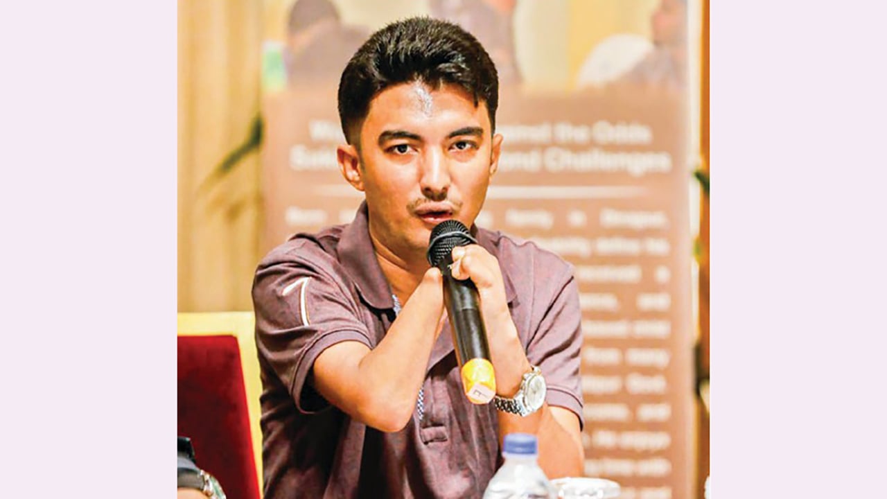 দুই হাত নেই, তবু উচ্চশিক্ষা শেষের পথে সাকিবের