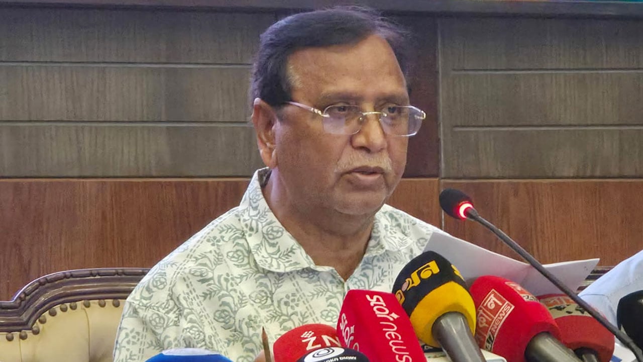 বর্জ্য অপসারণে অবহেলা, কিছু কর্মীকে শোকজ