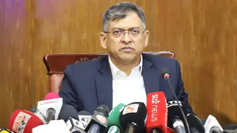 ভারসাম্যহীন বক্তব্য দেওয়া নাসীরুদ্দীন পাটওয়ারীর অভ্যাসে পরিণত হয়েছে