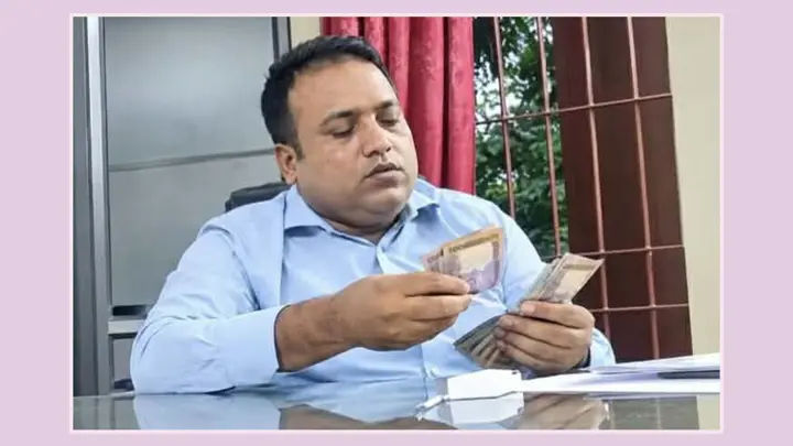 গুনে গুনে ঘুস নেন প্রশাসক, চাকরি করেন ব্যাংকেও