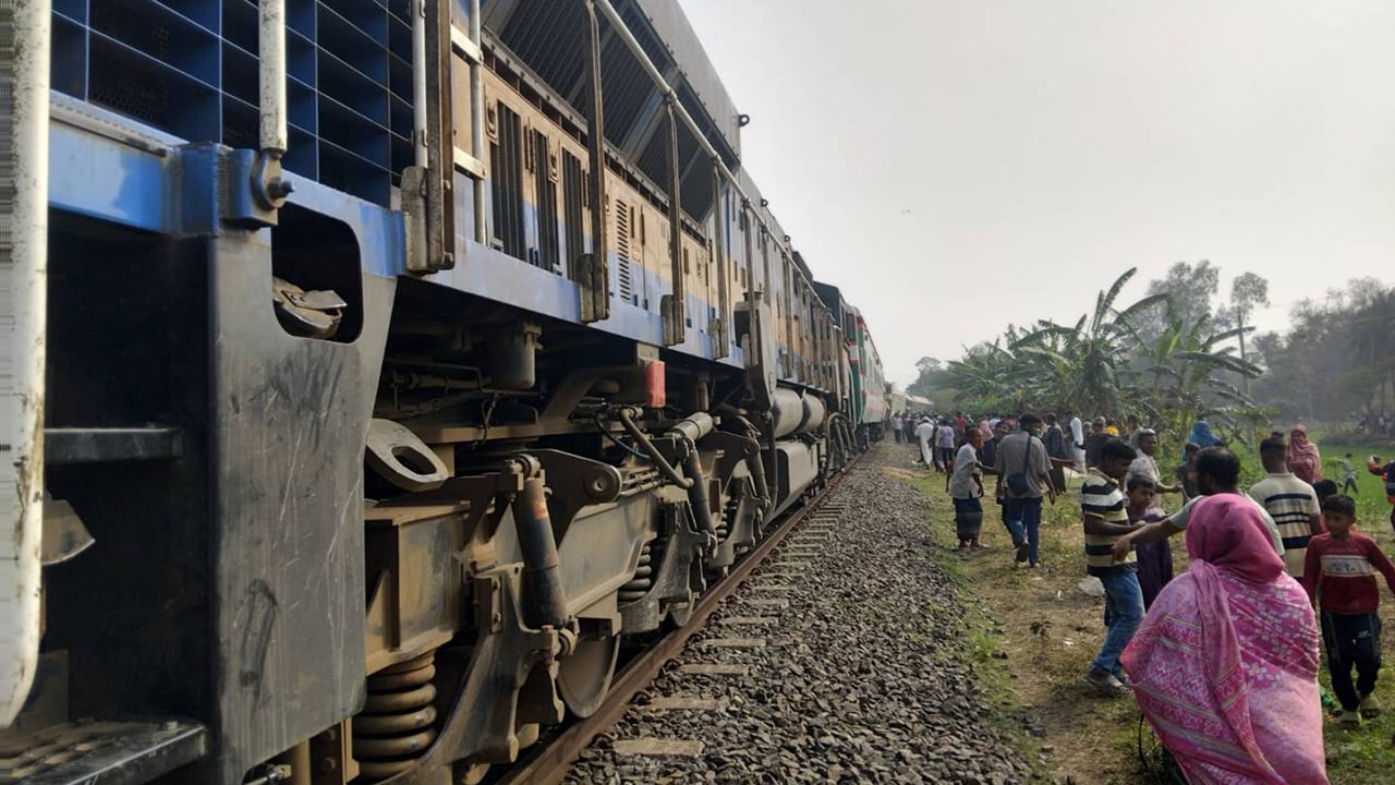 নীলসাগর এক্সপ্রেসের বগি উদ্ধার সম্পন্ন, লাইন স্থাপনের কাজ চলছে