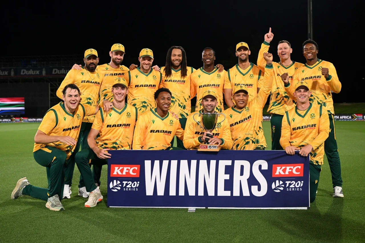 নিউজিল্যান্ডকে হারিয়ে হ্যাটট্রিক ট্রফি দ. আফ্রিকার