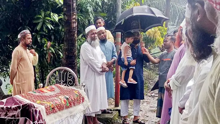 সন্তান ছেড়ে হাসপাতালে ভর্তি হননি মা, ডেঙ্গুতে ছাড়তে হলো পৃথিবীই