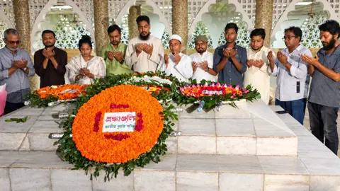 শেরে বাংলার সমাধিতে জাতীয় কৃষক শক্তির শ্রদ্ধা নিবেদন