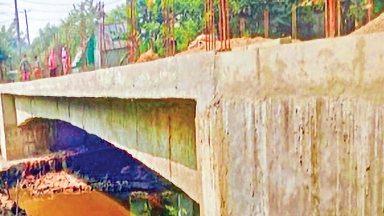উদ্বোধনের আগেই সেতুতে ফাটল