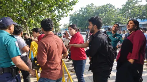 ট্রাফিক সার্জেন্টের সঙ্গে অসদাচরণ, নারীসহ দুইজনের সশ্রম কারাদণ্ড