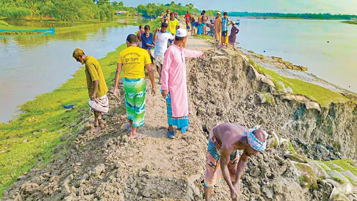 ধসে গেছে আশাশুনির কুড়িকাহুনিয়া বেড়িবাঁধ