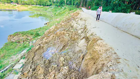 সাতকানিয়ায় সাঙ্গুর ভাঙনে ঝুঁকিতে বেড়িবাঁধ
