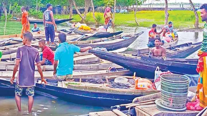সুন্দরবনের দুয়ার খুললেও জীবিকা অর্জনে যেতে পারছেন না বনজীবীরা