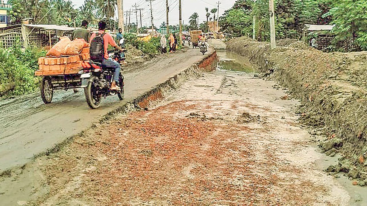 নির্মাণকাজে অনিয়ম ও ধীরগতি দুর্ভোগে পাঁচ ‍উপজেলার মানুষ