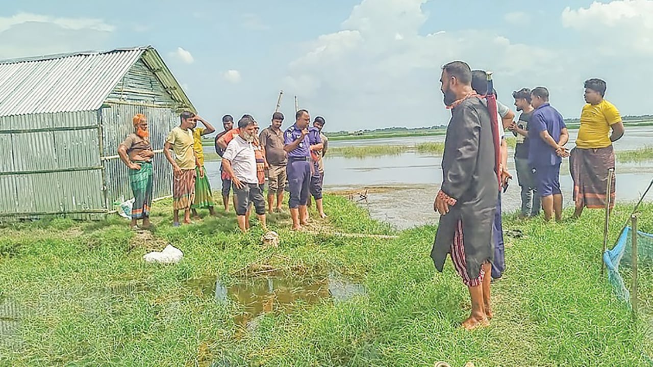 আ.লীগ নেত্রীর দখলে থাকা জমি ফেরত পেল প্রবাসীর পরিবার