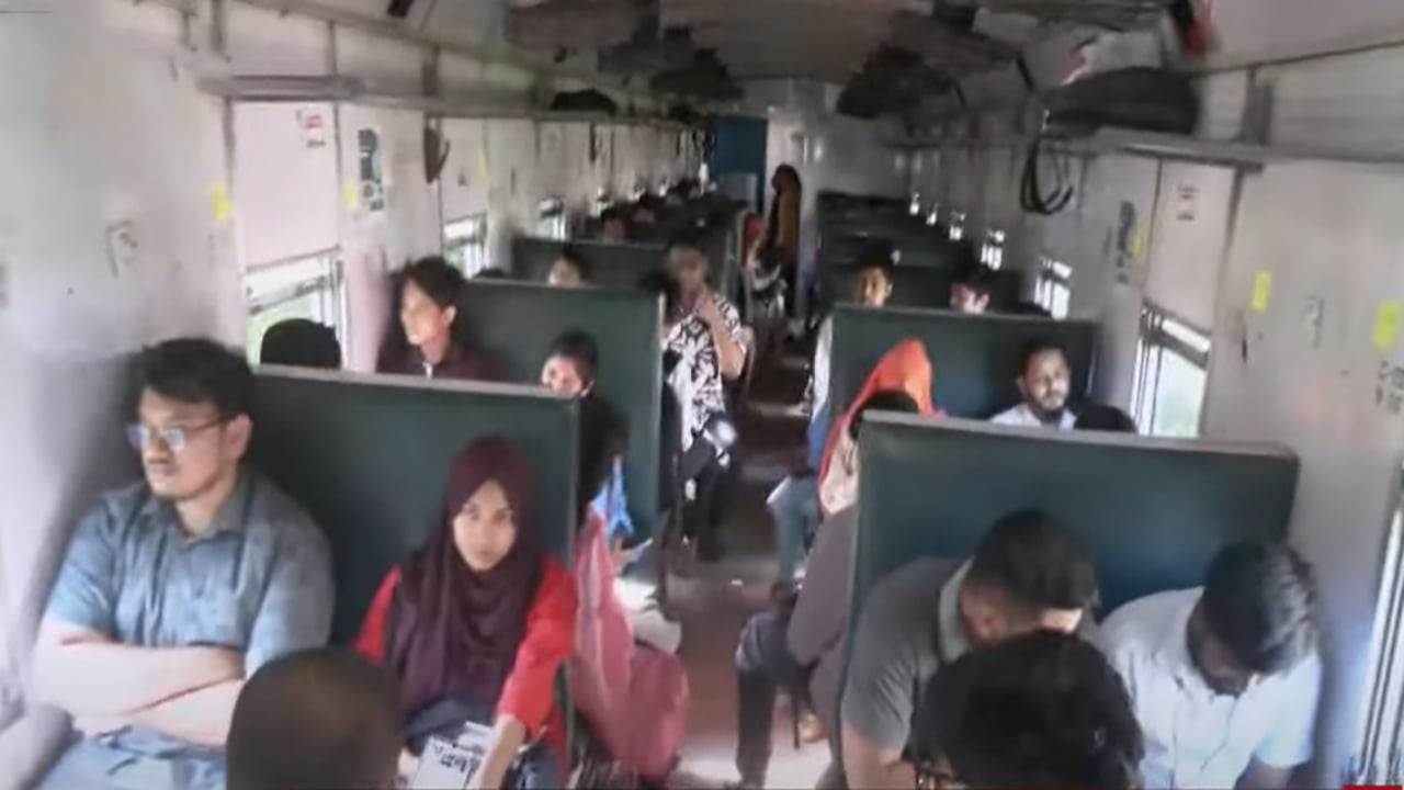 শাটল ট্রেনে এসে ভোট দিলেন শিক্ষার্থীরা
