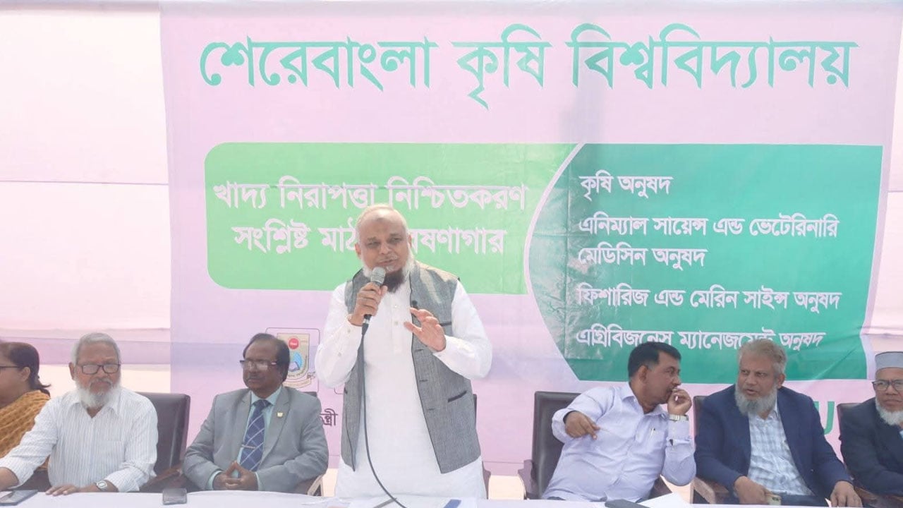 গবেষণার মাঠ ফেরত চায় শেকৃবি, গণপূর্তের বিলবোর্ড ভাঙচুর