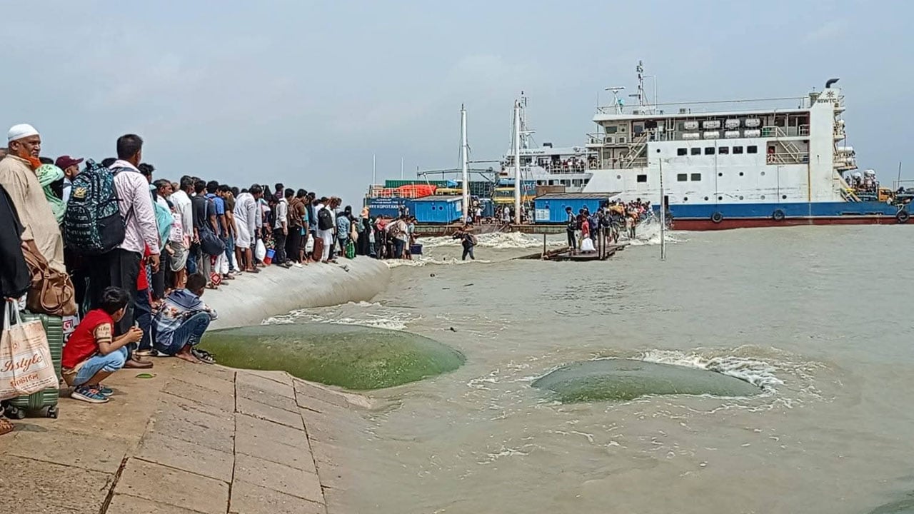 ঈদযাত্রায় বাঁশবাড়িয়া ঘাটে ঘরমুখো মানুষের ঢল