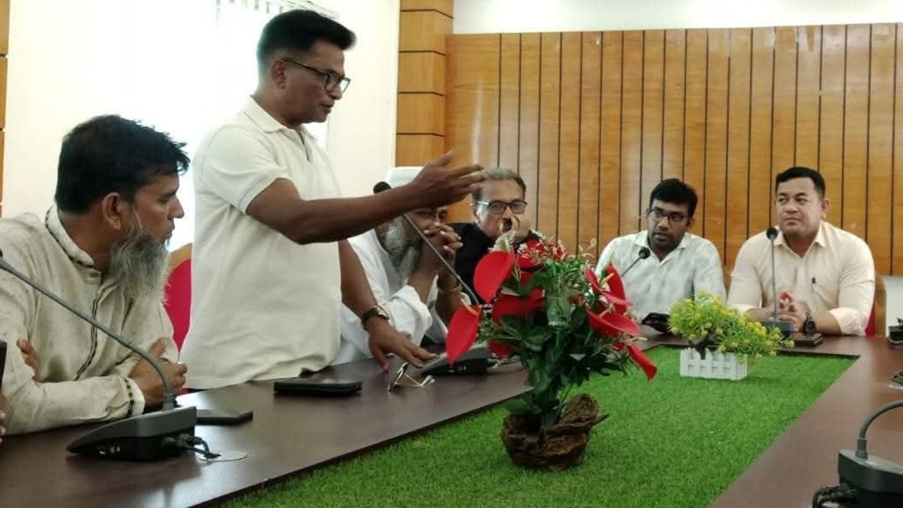 স্পিডবোটের ভাড়া বৃদ্ধির কথা বলে তোপের মুখে বিএনপি নেতা