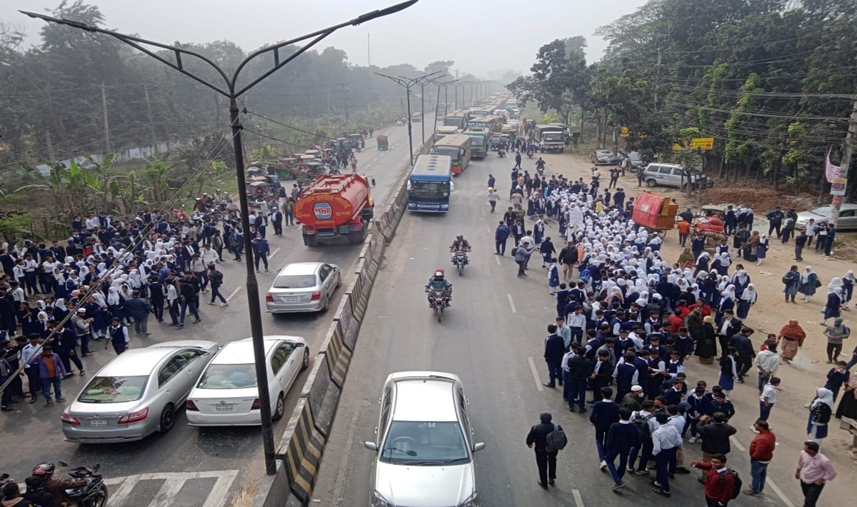 বিপিএটিসি কর্মকর্তা নিহতের ঘটনায় ঢাকা-আরিচা মহাসড়ক অবরোধ