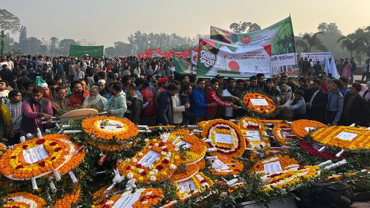 জাতীয় স্মৃতিসৌধে সর্বস্তরের মানুষের শ্রদ্ধা