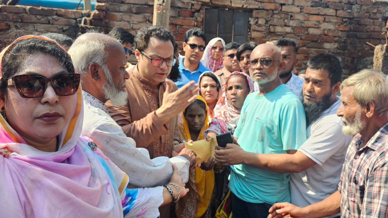 হালিশহরে অগ্নিকাণ্ডে ক্ষতিগ্রস্তদের পাশে দাঁড়ালেন সাঈদ আল নোমান
