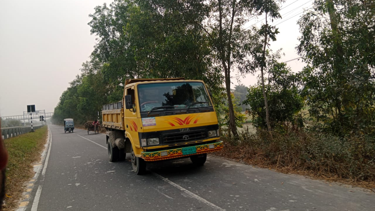 সড়কে বালুবাহী ট্রাকের দৌরাত্ম্য, বাড়ছে দুর্ঘটনার ঝুঁকি