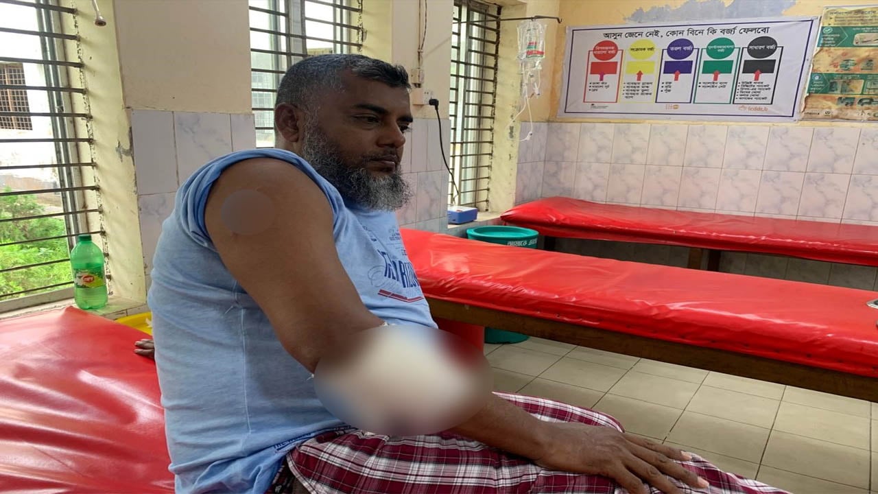 রাজাপুরে সাংবাদিকের উপর সন্ত্রসীদের হামলা