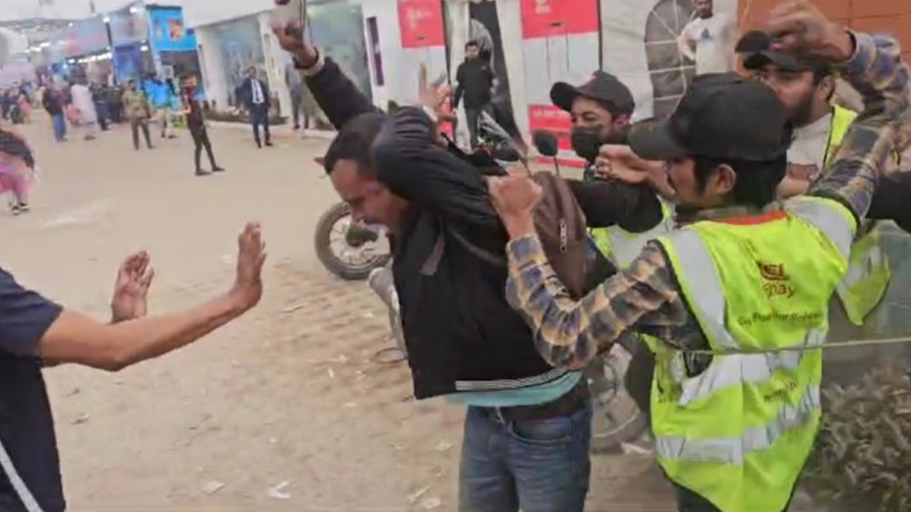 বাণিজ্য মেলায় সাংবাদিকের উপর হামলার ঘটনায় গ্রেপ্তার ৩