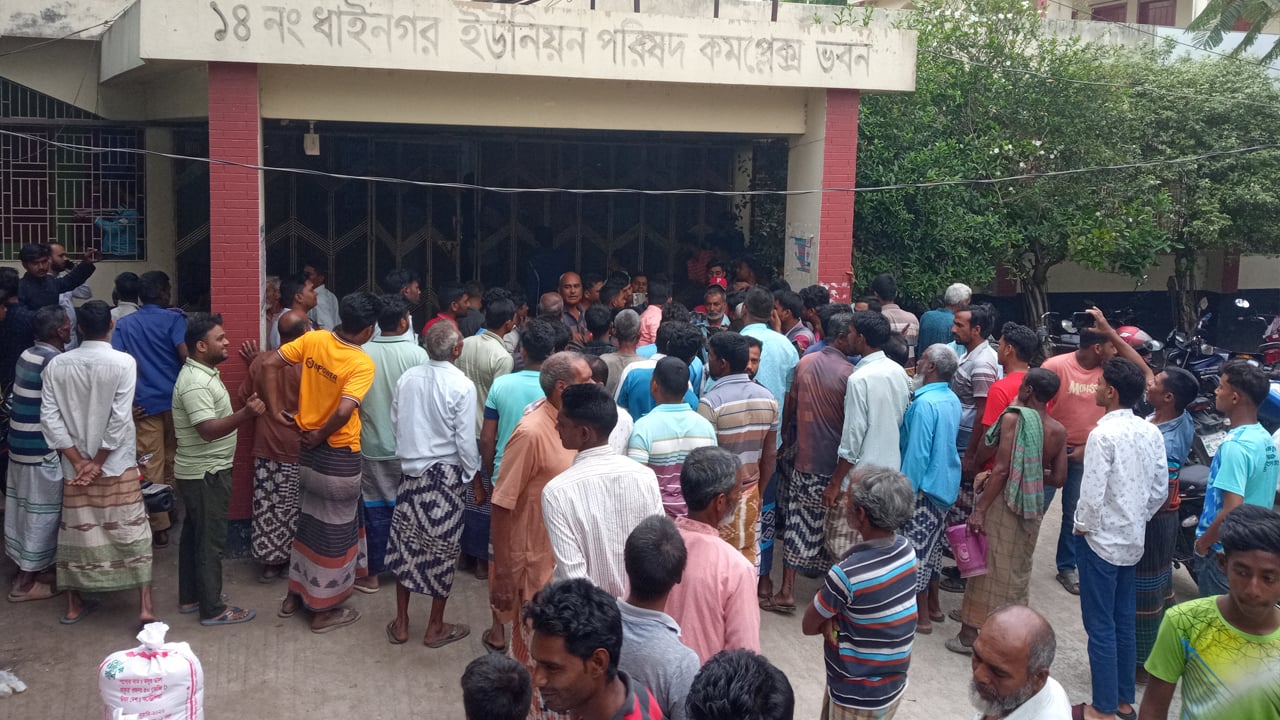 শিবগঞ্জে ভিজিএফ কার্ডের চাল না পেয়ে চেয়ারম্যানকে অবরুদ্ধ