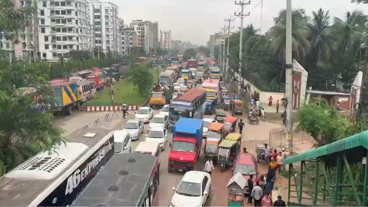 ঢাকা-টাঙ্গাইল মহাসড়কে যানজট, থেমে থেমে চলছে গাড়ি
