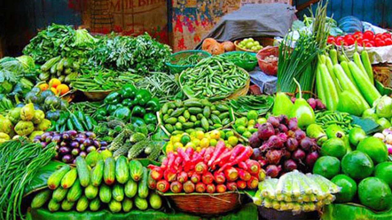 নির্বাচন ডামাডোলের প্রভাবে রাজধানীর বাজারে বেড়েছে সবজির দাম
