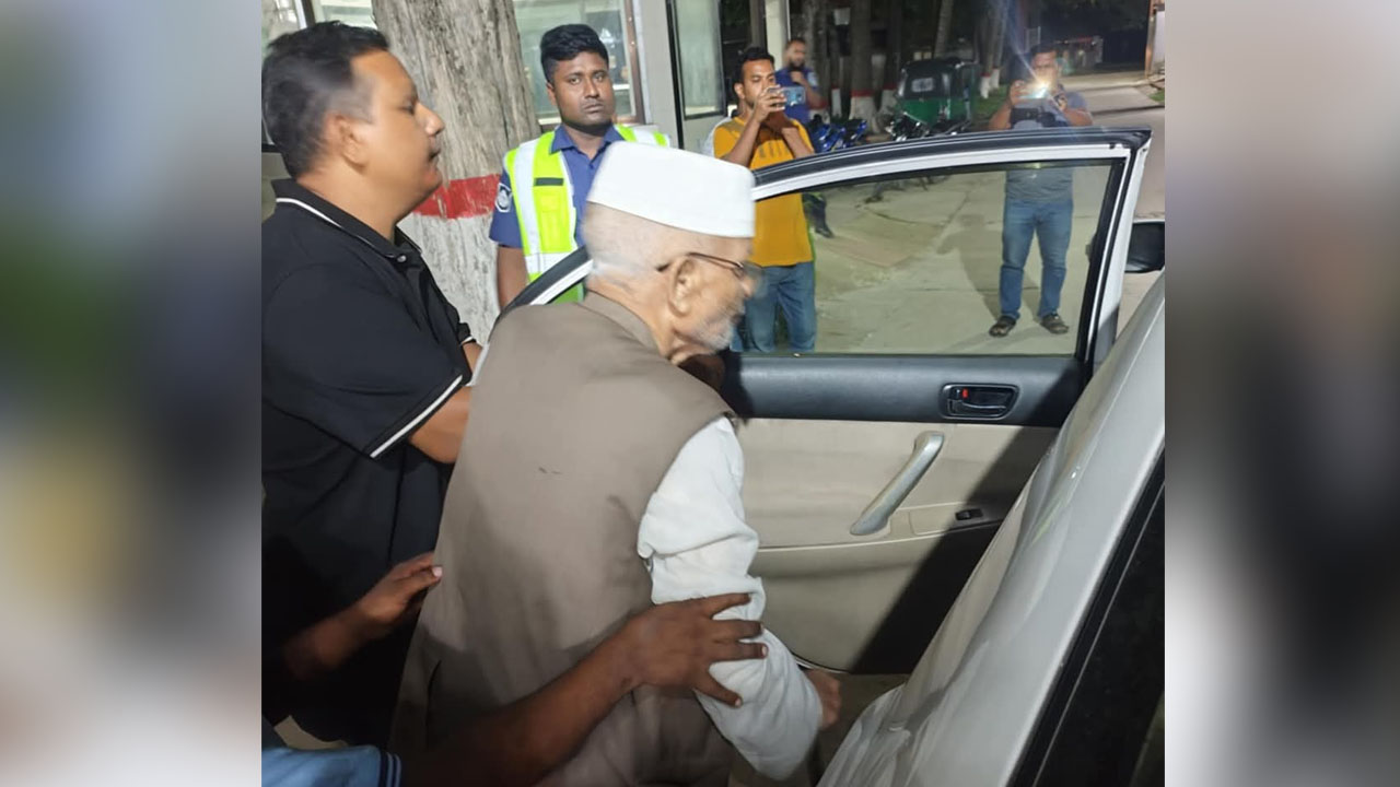 স্ত্রীর জিম্মায় ছাড়া পেলেন সাবেক ভূমিমন্ত্রী, বাড়ি পৌঁছে দিল পুলিশ