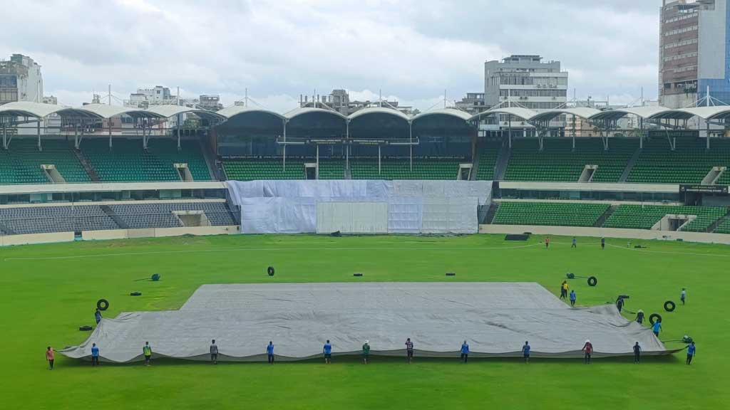 বৃষ্টির পেটে দ্বিতীয় চারদিনের ম্যাচ