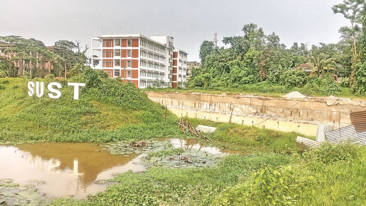 শাবিপ্রবিতে লেক ভরাট করে চলছে গ্যারেজ নির্মাণ