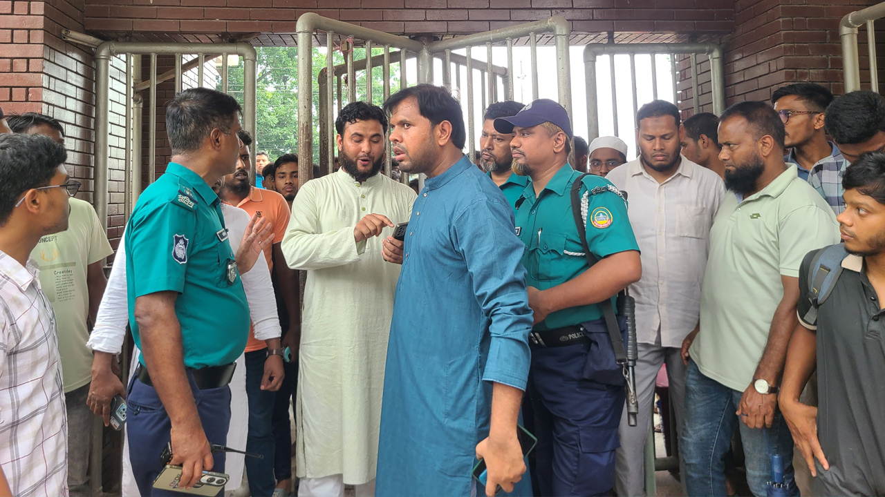 শিবিরের হেল্পডেস্কে ছাত্রদলের হামলা, তিন ক্যাম্পাসে আহত ১০
