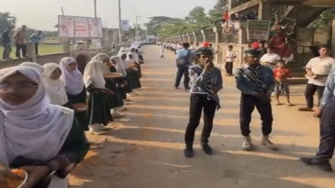 শিক্ষার্থীদের রোদে দাঁড় করিয়ে সংবর্ধনা নিলেন সংসদ সদস্য জসিম উদ্দিন