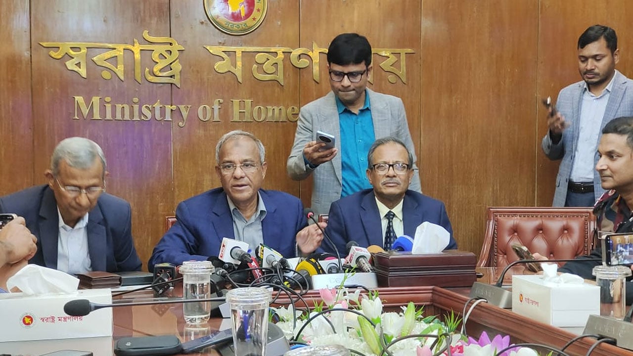 হাদি হত্যার আসামি দেশেও থাকতে পারে, বাহিরেও যেতে পারে: স্বরাষ্ট্র উপদেষ্টা