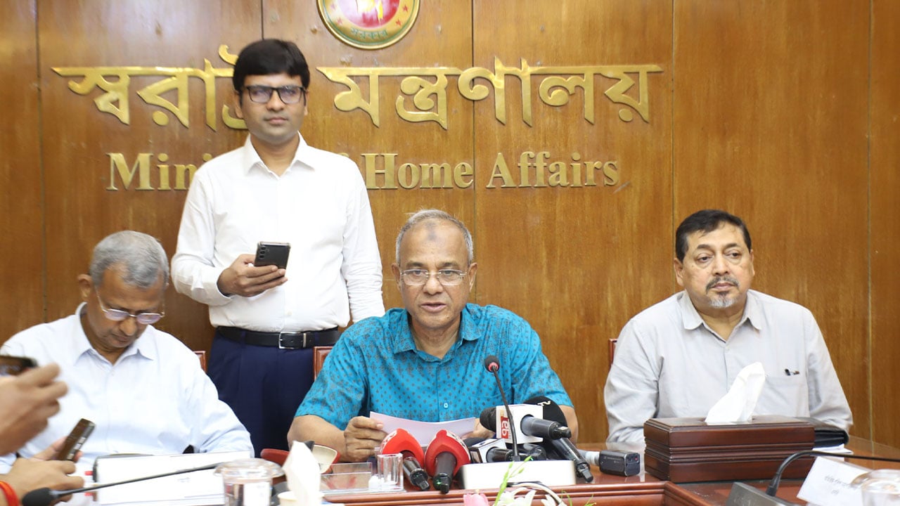 সেফ এক্সিট নিয়ে যা বললেন স্বরাষ্ট্র উপদেষ্টা