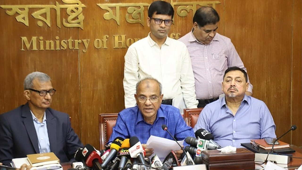 ঈদ উদ্‌যাপন নির্বিঘ্ন ও উৎসবমুখর করতে কাজ করছে সরকার: স্বরাষ্ট্র উপদেষ্টা