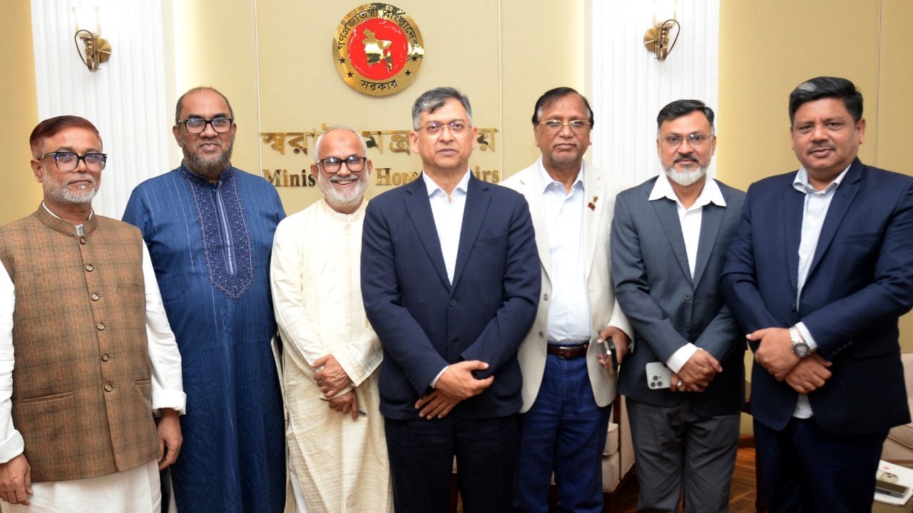 স্বরাষ্ট্রমন্ত্রীর সঙ্গে ছয় সিটি প্রশাসকের সাক্ষাৎ