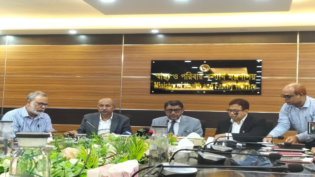 বন্যাকবলিত ১১ জেলায় স্বাস্থ্যকর্মীদের ছুটি বাতিল: স্বাস্থ্যমন্ত্রী