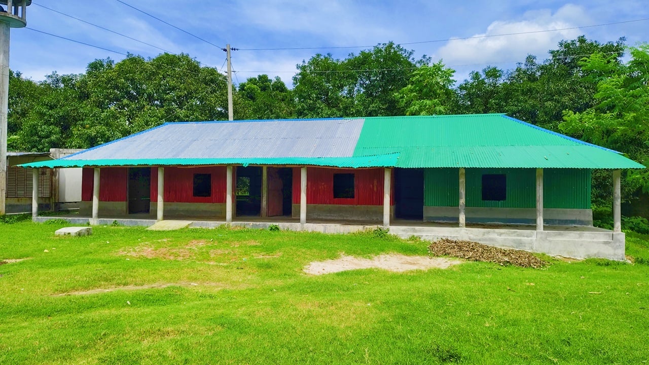স্কুল ভেঙে ফেলায় শিক্ষাবঞ্চিত আশ্রয়ণ প্রকল্পের শিশুরা