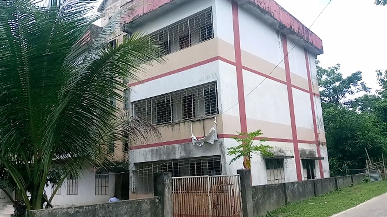 ছাত্রাবাসে ঝুঁকি নিয়ে বসবাস, প্রাণহানির শঙ্কা