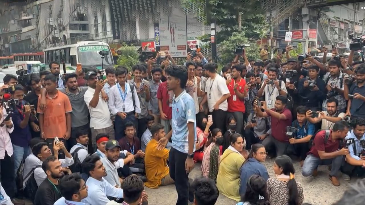 শিক্ষামন্ত্রীর পদত্যাগের দাবিতে রাজধানীতে সড়ক অবরোধ