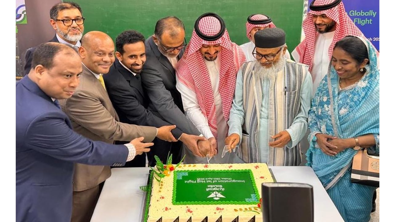 সৌদিয়া এয়ারলাইন্সের হজ ফ্লাইট উদ্বোধন করলেন ধর্ম উপদেষ্টা