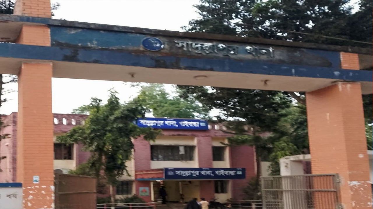 সাদুল্যাপুরে অটোরিকশার ধাক্কায় শিশু নিহত, সড়ক অবরোধ