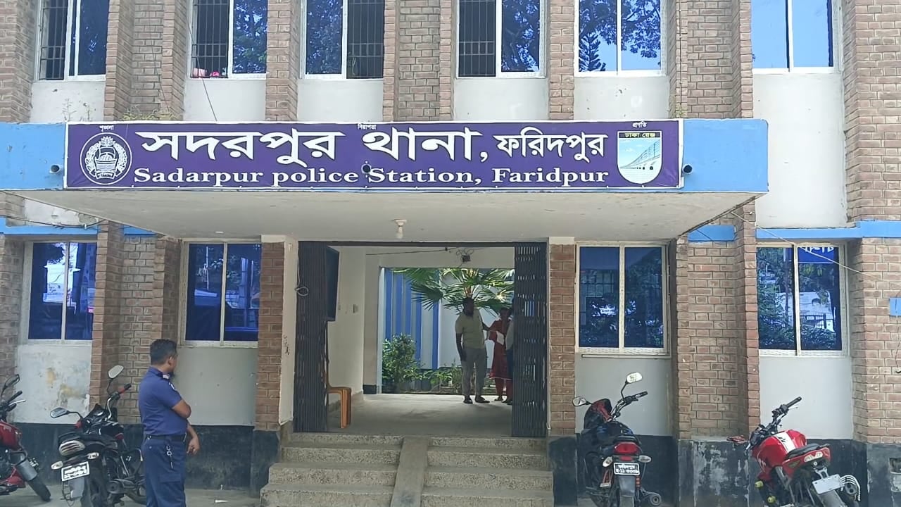 সদরপুরে নারীর ঝুলন্ত লাশ উদ্ধার