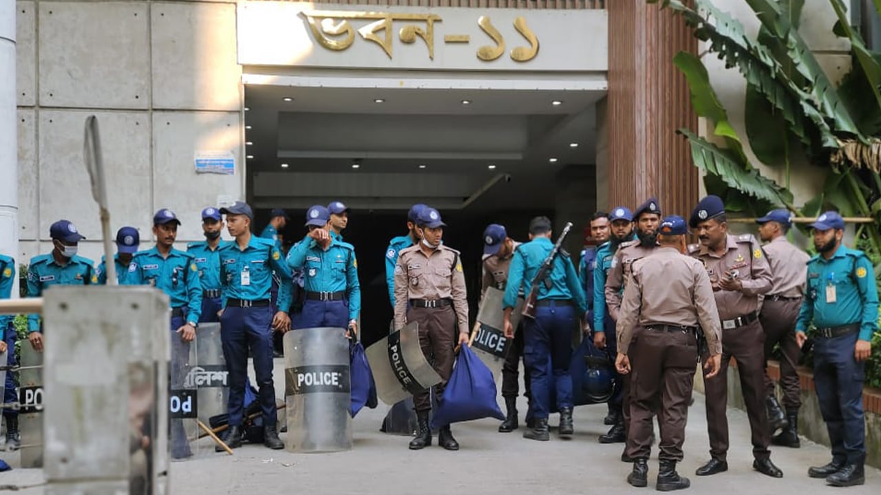 সচিবালয়ে সতর্ক অবস্থানে আইন-শৃঙ্খলা বাহিনীর সদস্যরা