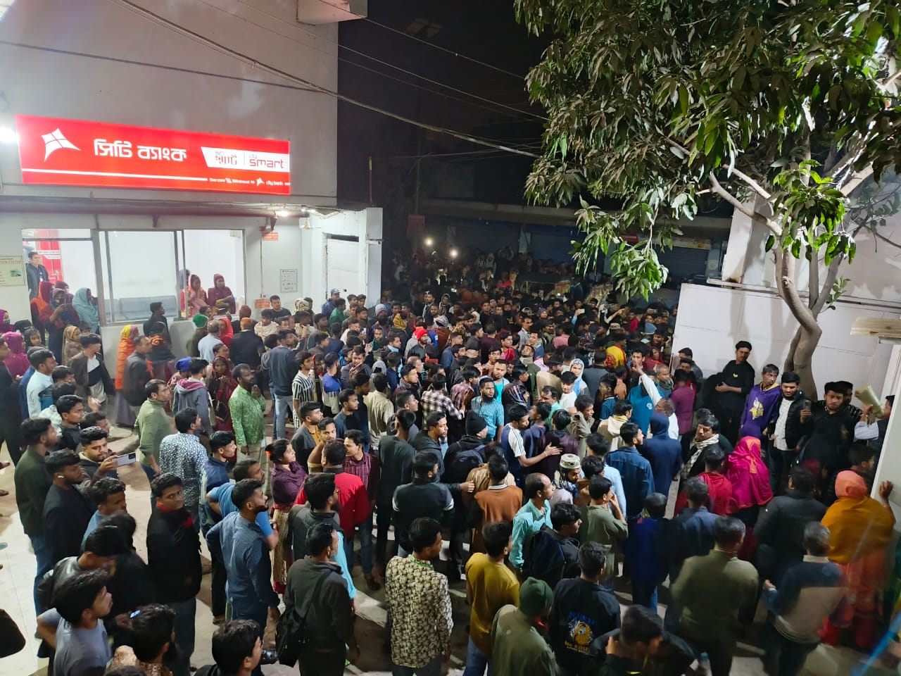 টঙ্গীতে কারখানায় টিফিন খেয়ে অসুস্থ শতাধিক শ্রমিক