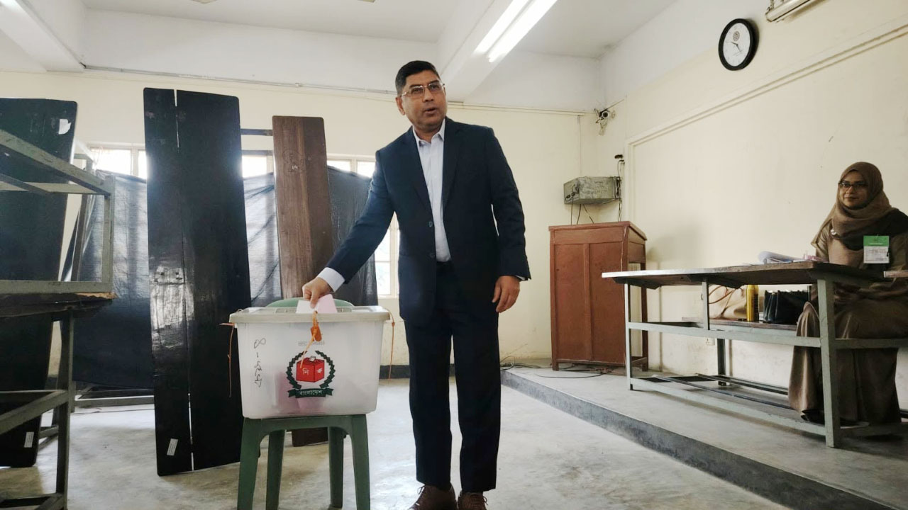 ভোট দিয়েছেন সেনাপ্রধান জেনারেল ওয়াকার-উজ-জামান