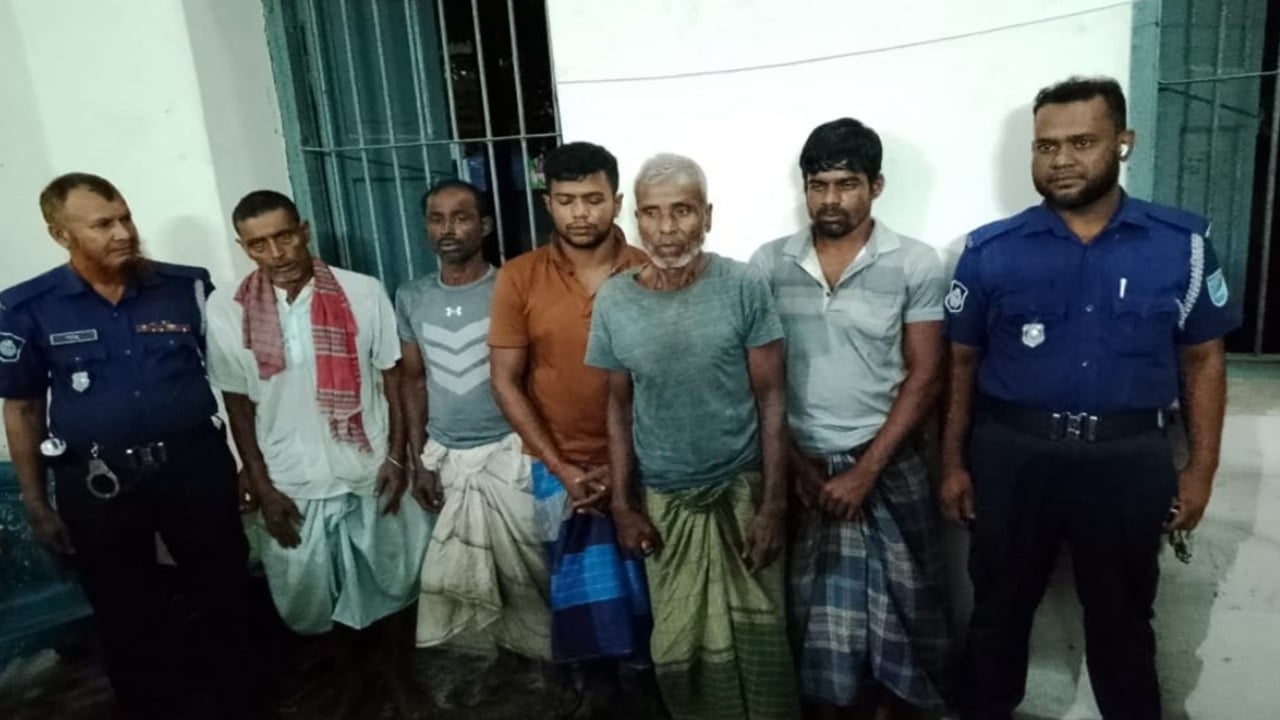 উচ্চস্বরে গান বাজাতে নিষেধ করায় সেনাসদস্যকে হাতুড়িপেটা, আটক ৫